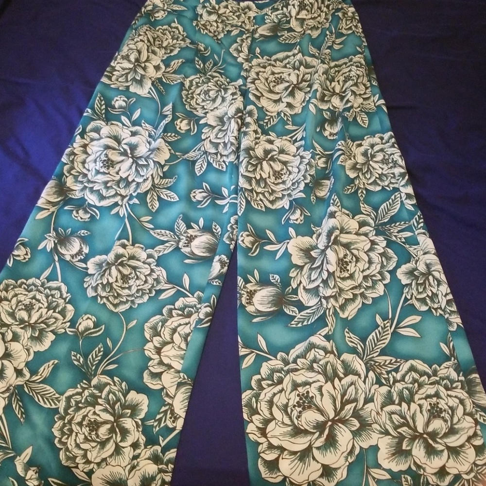 *REPOSH* Gorgeous Floral Wide Legged Pants